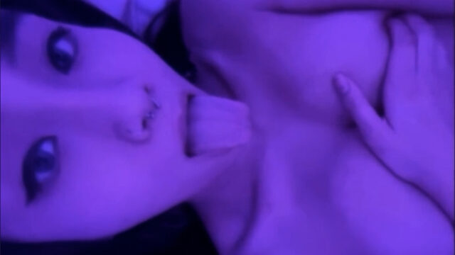 Kittynobi / Tiffanobi Naked on Bed – Onlyfans video Viral